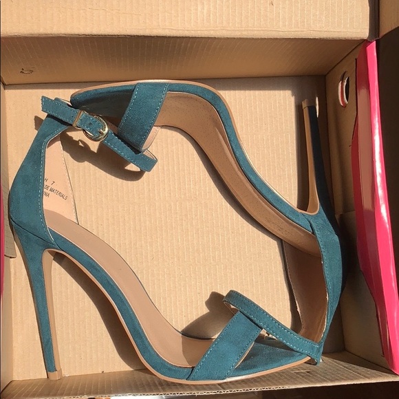 Sexy Teal Heels! - Picture 2 of 3